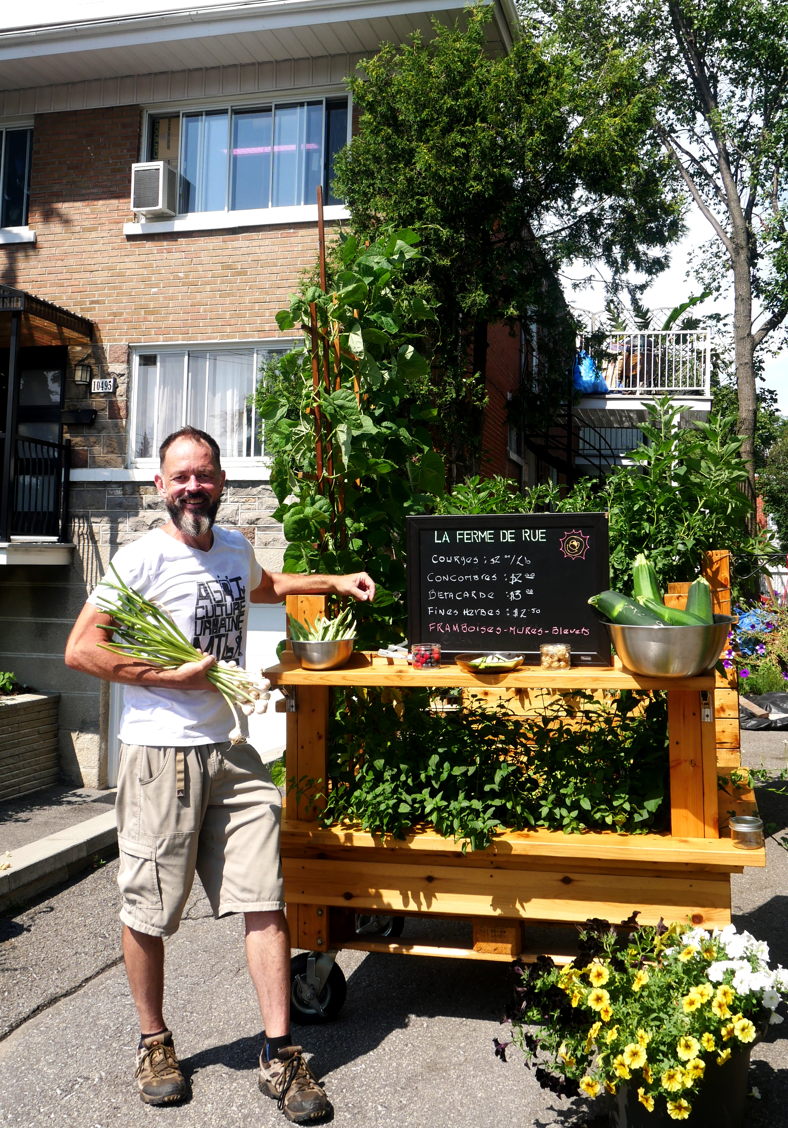Réal Migneault devant sa ferme de rue.