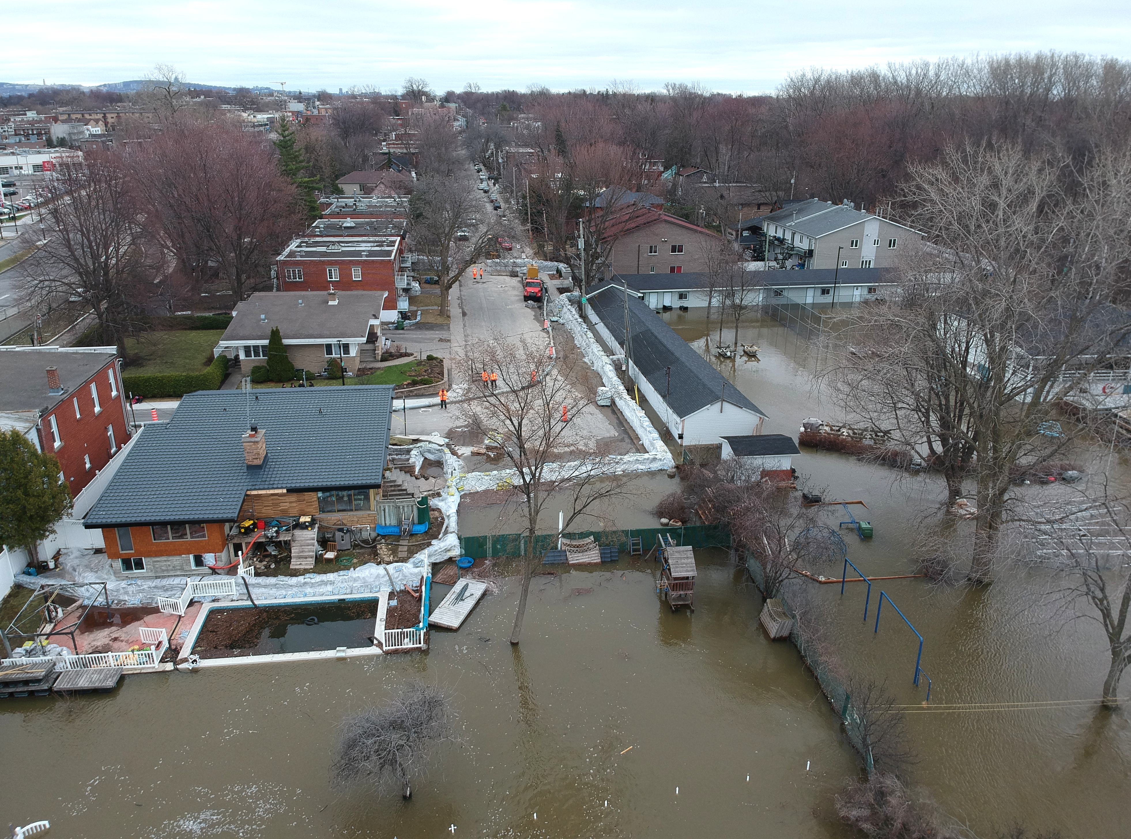 Photo aérienne de la digue sur les rues Cousineau et Cuvier à Cartierville