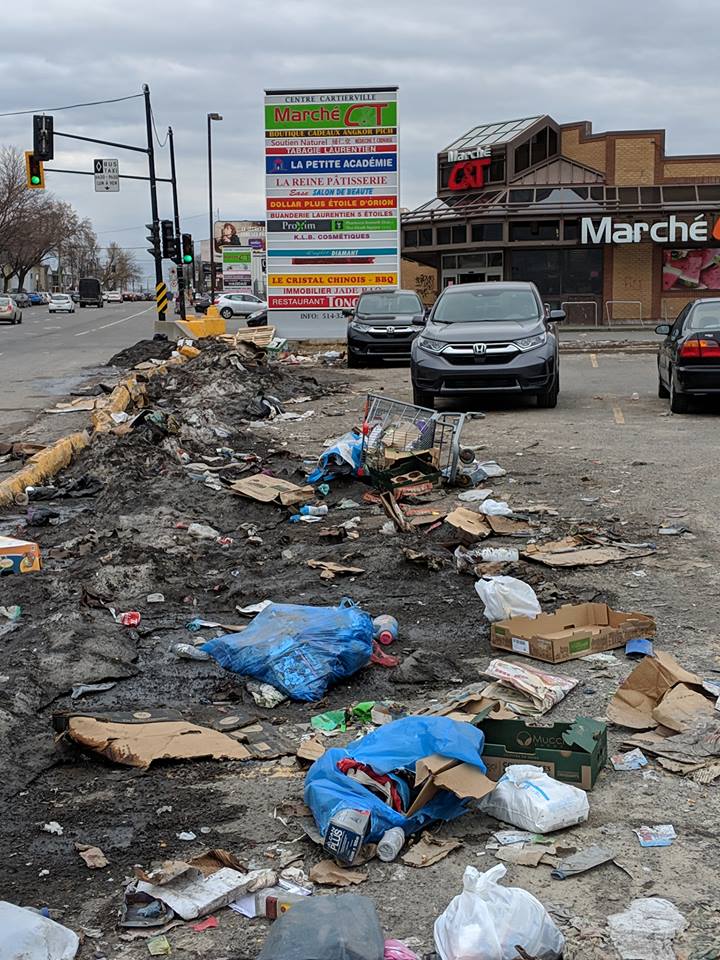 Amas d'ordures près d'une place commerciale à Cartierville