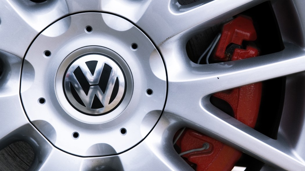 La roue d'une voiture Volkswagen.