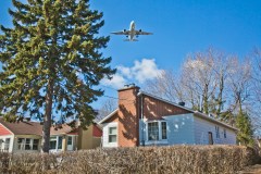 Un avion au dessus des maisons