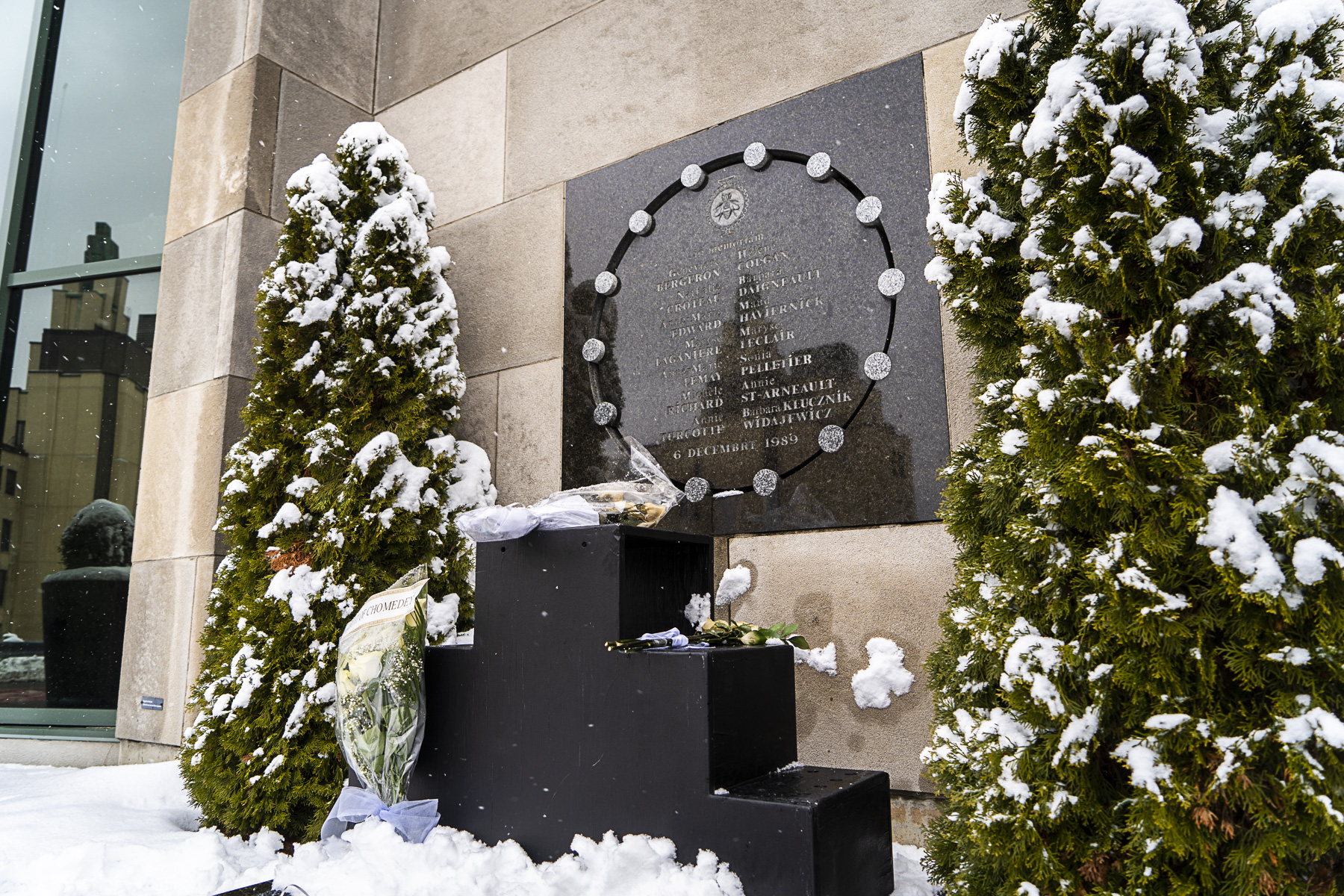 Plaque commémorative montrant les noms des victimes de la tuerie de Polytechnique. Cette tuerie est souvent prise en exemple par les incels.