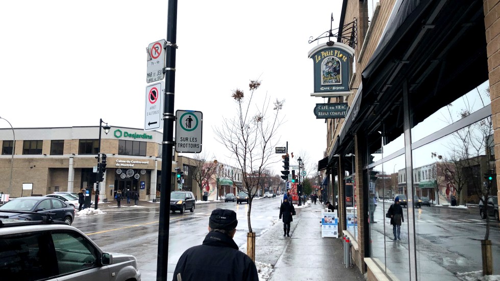 L'enseigne d'un commerce de la Promenade Fleury.
