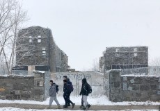 Des élèves de l'école Sophie-Barat passent devant les ruines de l'ancien internat 