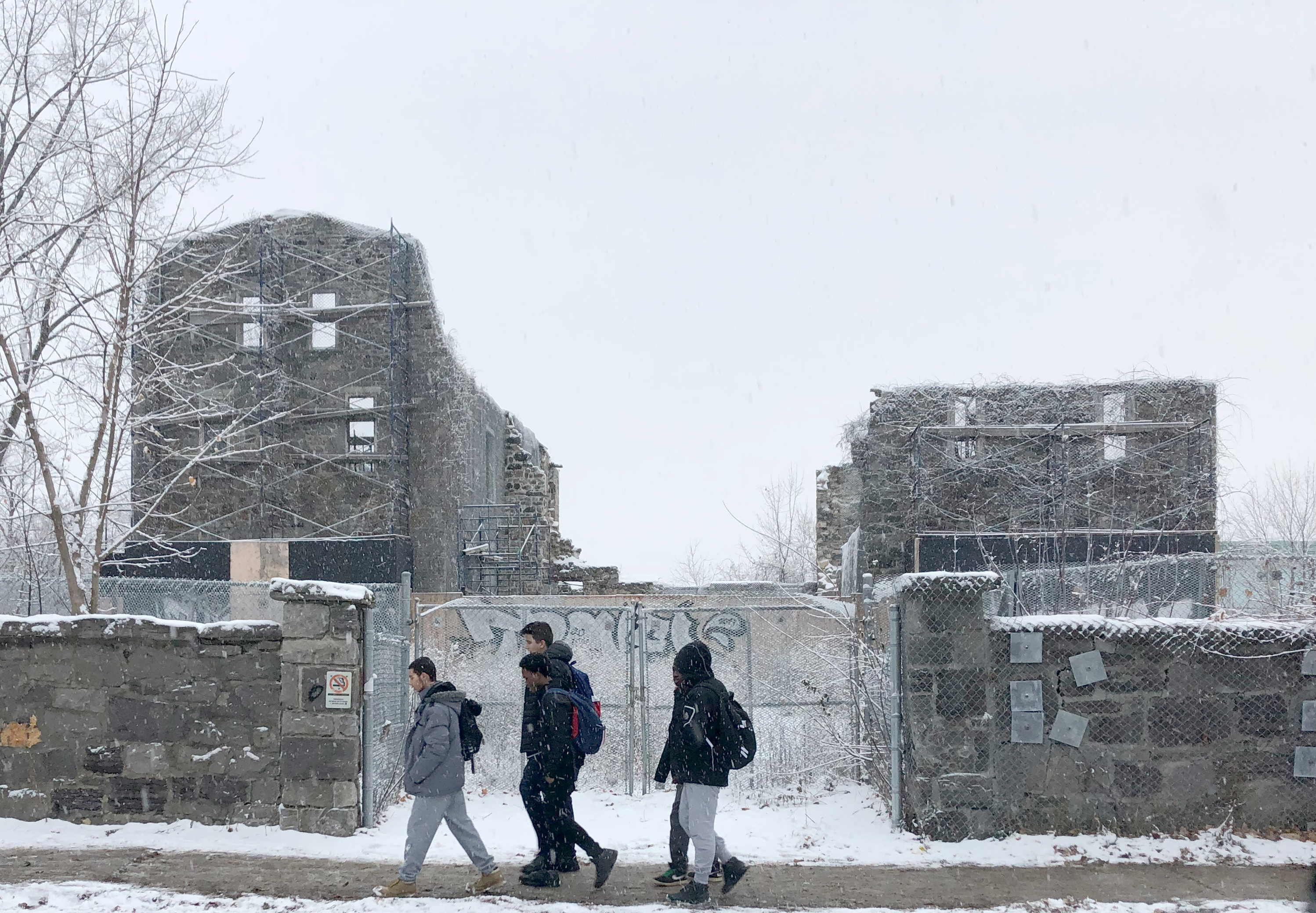 Des élèves de l'école Sophie-Barat passent devant les ruines de l'ancien internat