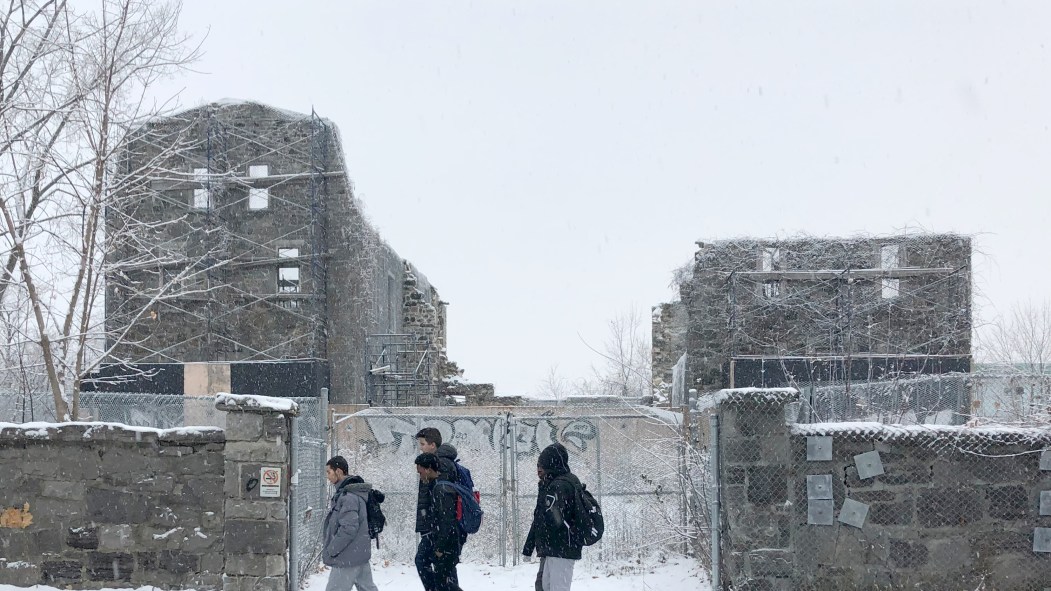 Des jeunes passent devant les ruines de l'internat de l'école Sophie-Barat, là ou doit être réalisé un agrandissement