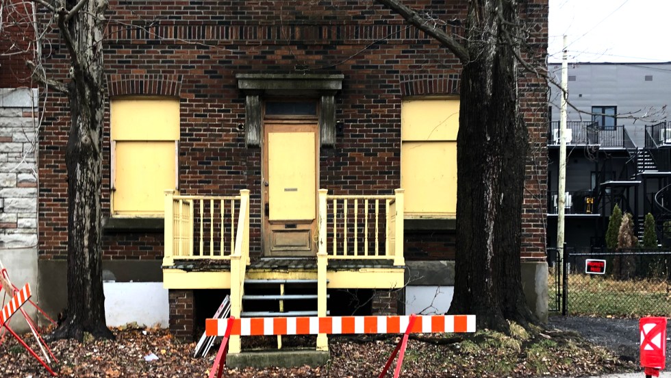 Une maison shoebox delabrée à Ahuntsic