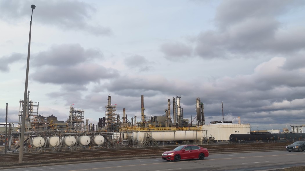 Prix du baril de pétrole en chute libre, demande en baisse, l’entreprise Suncor accuse une perte nette de plus de 3,5G$ à cause de la pandémie de coronavirus. Cette situation pousse la raffinerie de l’Est de Montréal à baisser sa production.