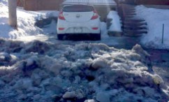 Une voiture bloquée par un amas de glace