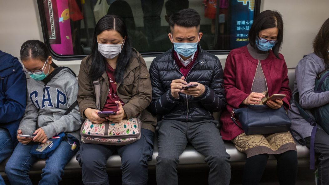 Des résidants de Hong Kong portent le masque dans le métro en pleine épidémie de coronavirus.