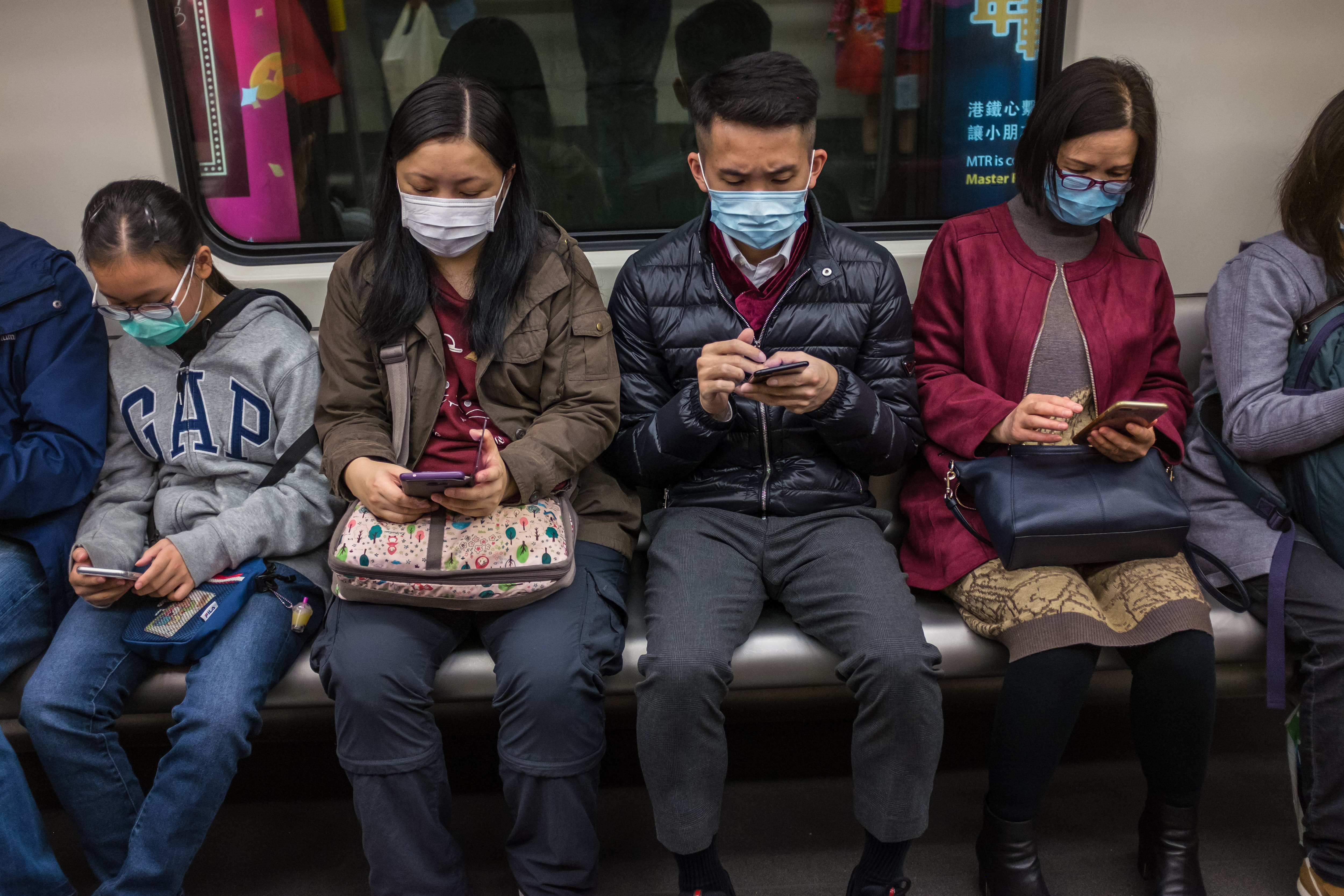 Des résidants de Hong Kong portent le masque dans le métro en pleine épidémie de coronavirus.