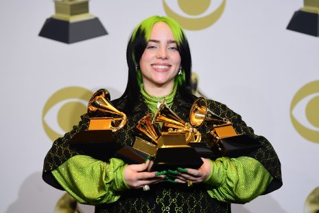 La chanteuse Billie Eilish tient les quatre statuettes remportées lors de l'édition 2020 des Grammy Awards.