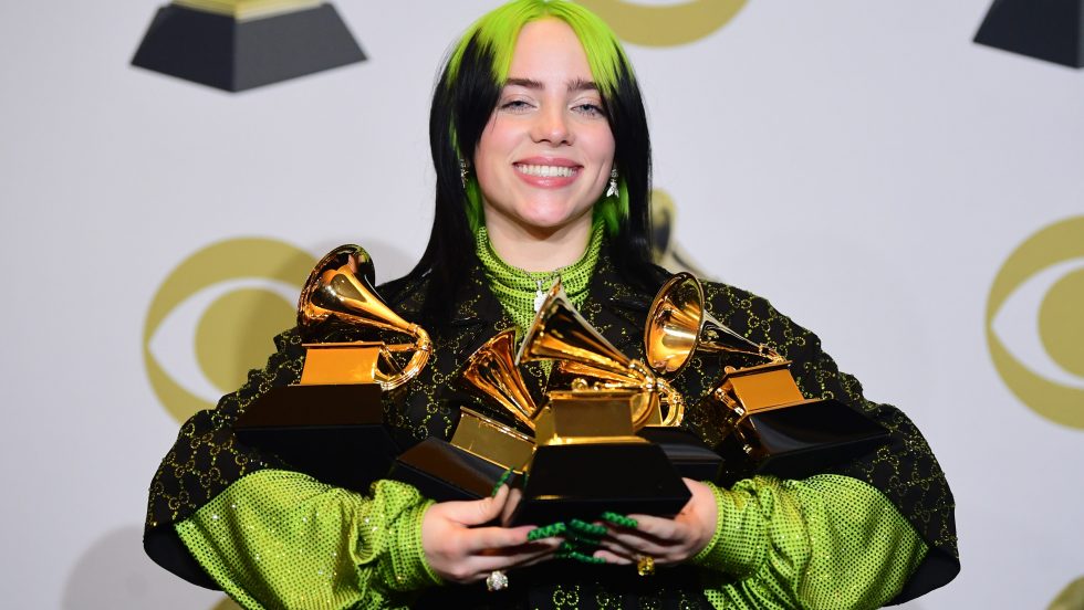 La chanteuse Billie Eilish tient les quatre statuettes remportées lors de l'édition 2020 des Grammy Awards.