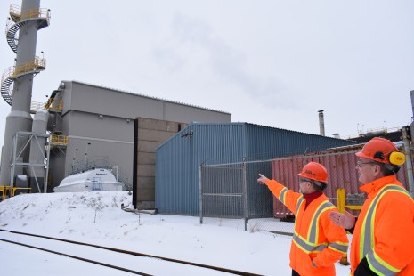 Bob Leclair (directeur général de l’affinerie CCR de Montréal-Est) et Luc Piché (directeur santé, sécurité et environnement) soutiennent que le dépoussiéreur a permis de réduire 99% des émissions de particules fines dans l’air.
