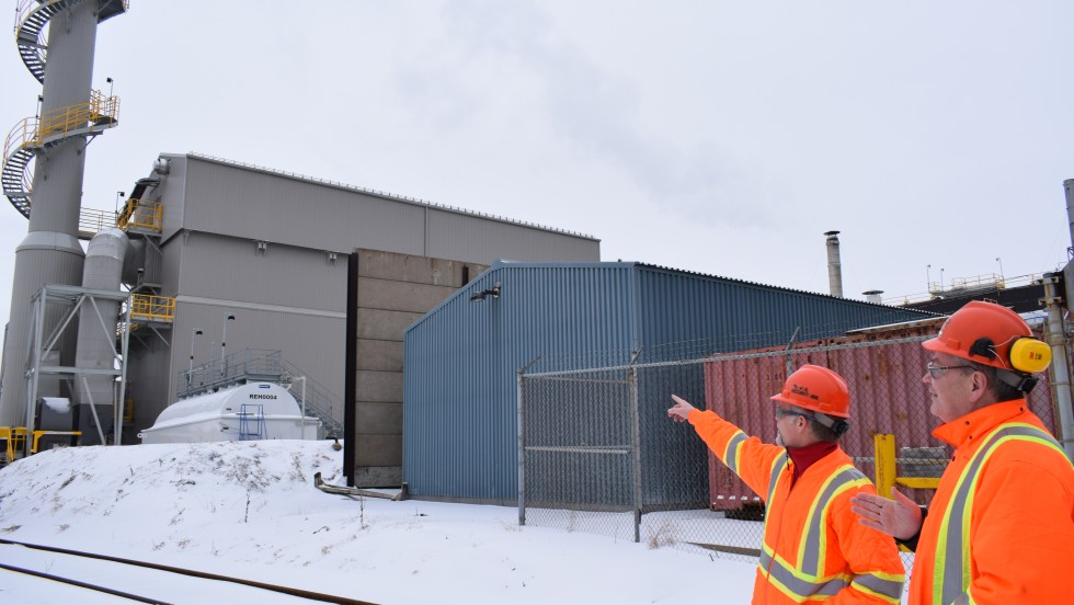 Bob Leclair (directeur général de l’affinerie CCR de Montréal-Est) et Luc Piché (directeur santé, sécurité et environnement) soutiennent que le dépoussiéreur a permis de réduire 99% des émissions de particules fines dans l’air.