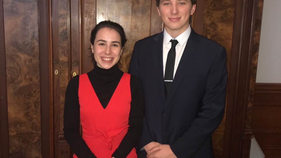 Emma et Dylan deux étudiants des Cégep participent à une simulation du travail en politique