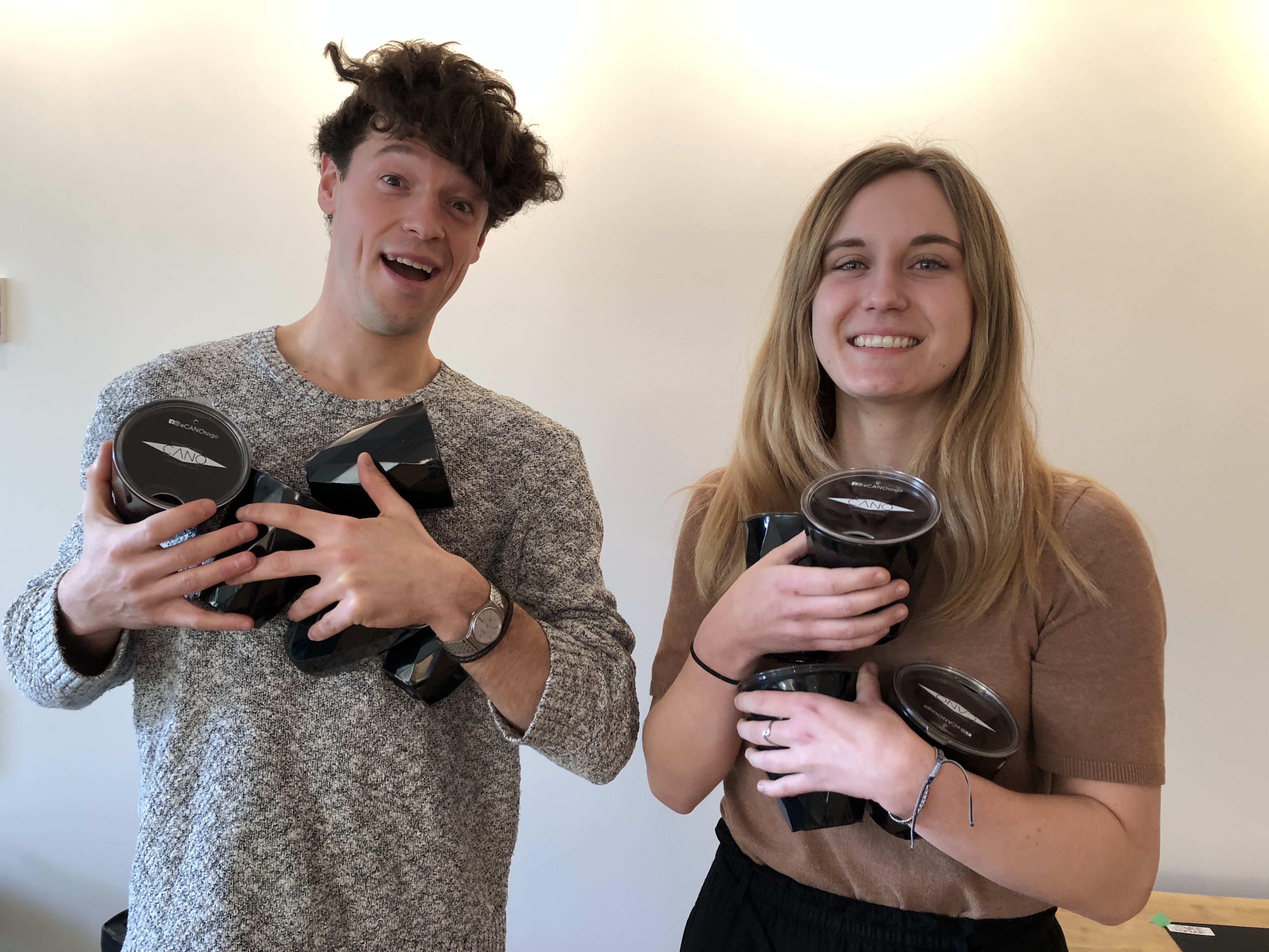 Marco Gartenhaus et Gabrielle Roberton veulent utiliser les technologies mobiles pour diminuer les déchets dans les cafés.