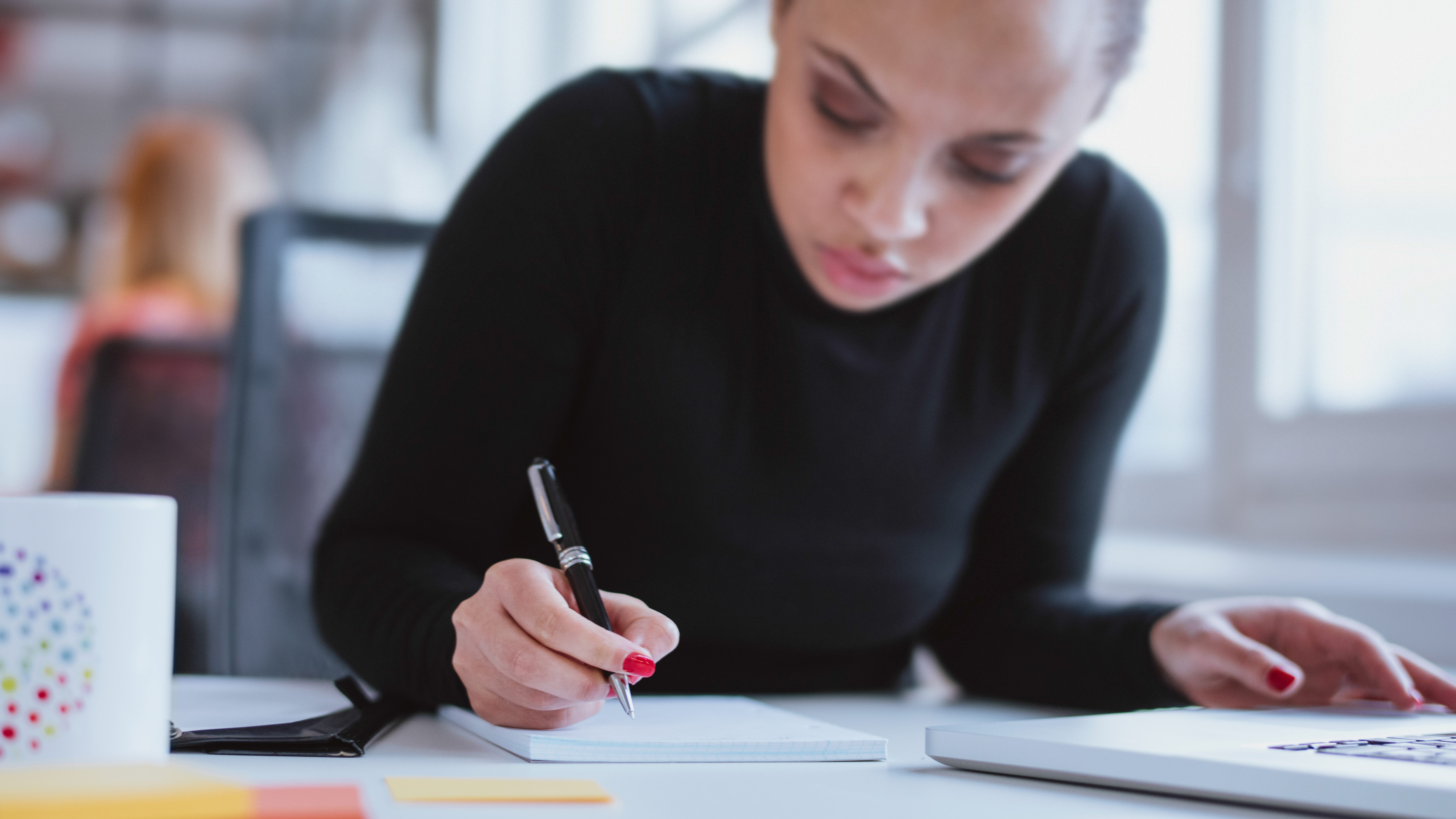 Une femme travaille.