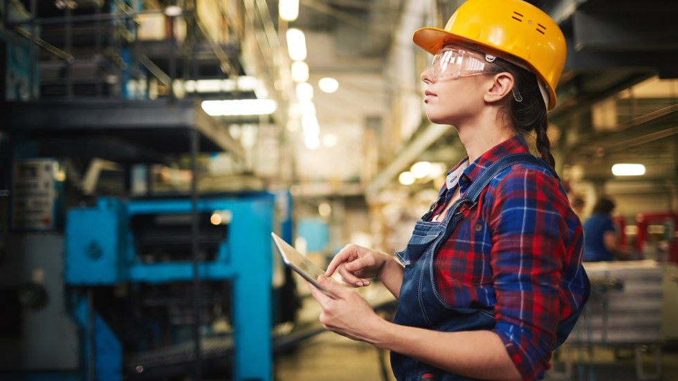 Une femme travaillant dans une usine