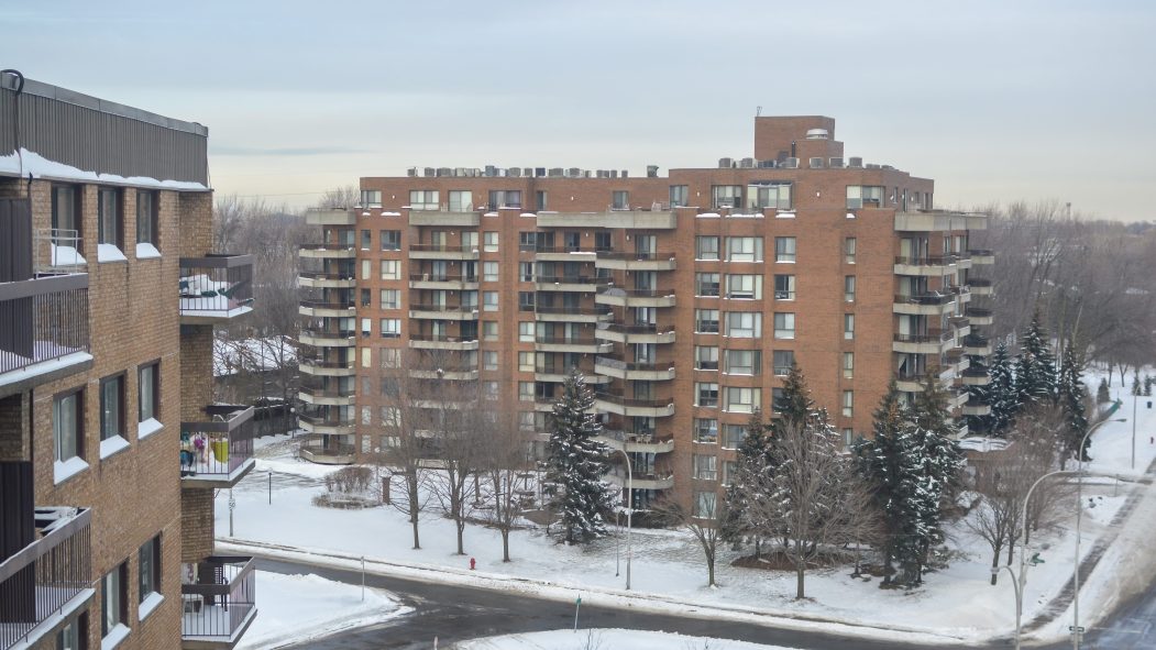 Un immeuble résidentiel de Montréal, où le marché du logement locatif est en crise selon Valérie Plante.