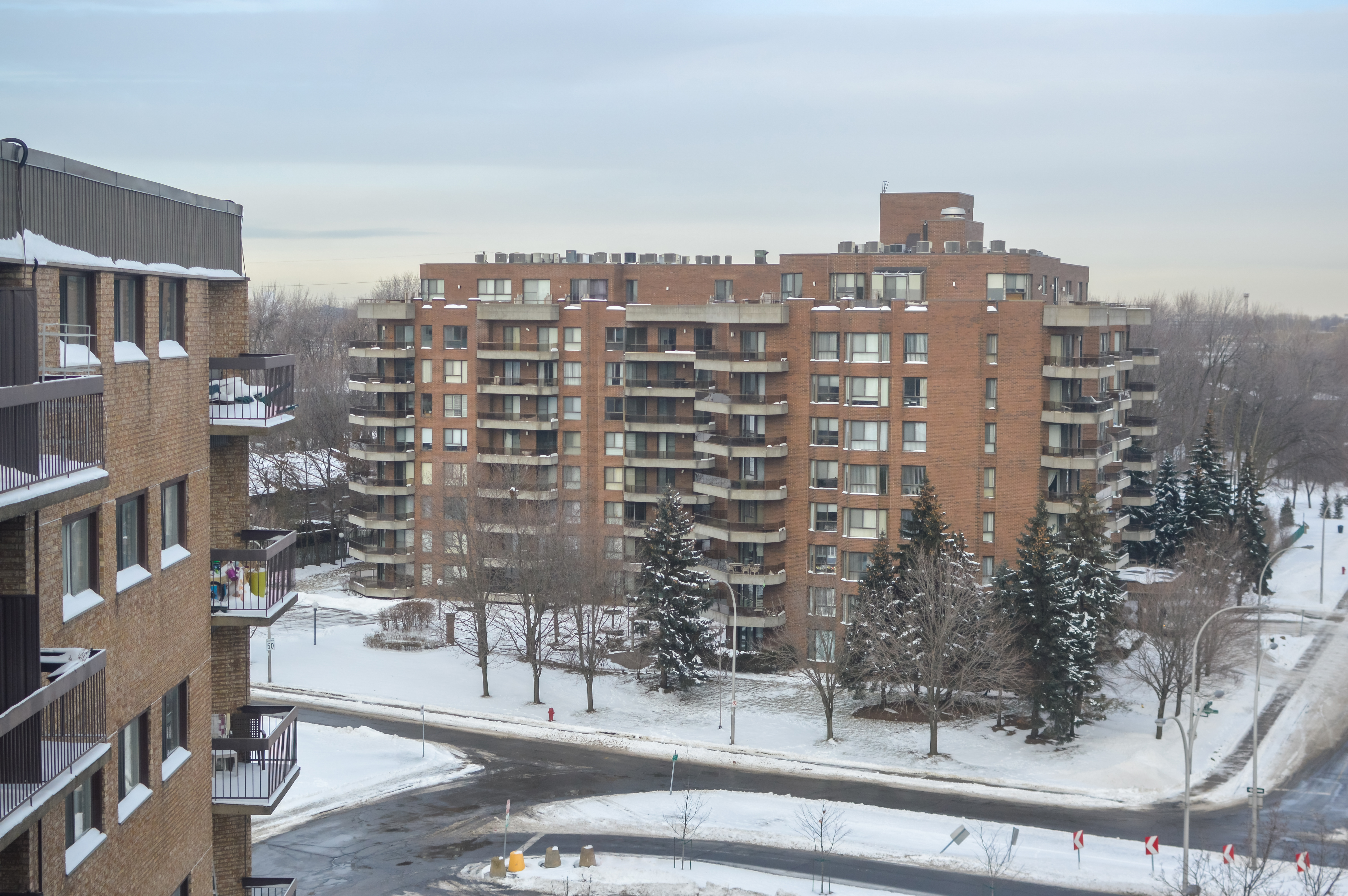 Un immeuble résidentiel de Montréal, où le marché du logement locatif est en crise selon Valérie Plante.