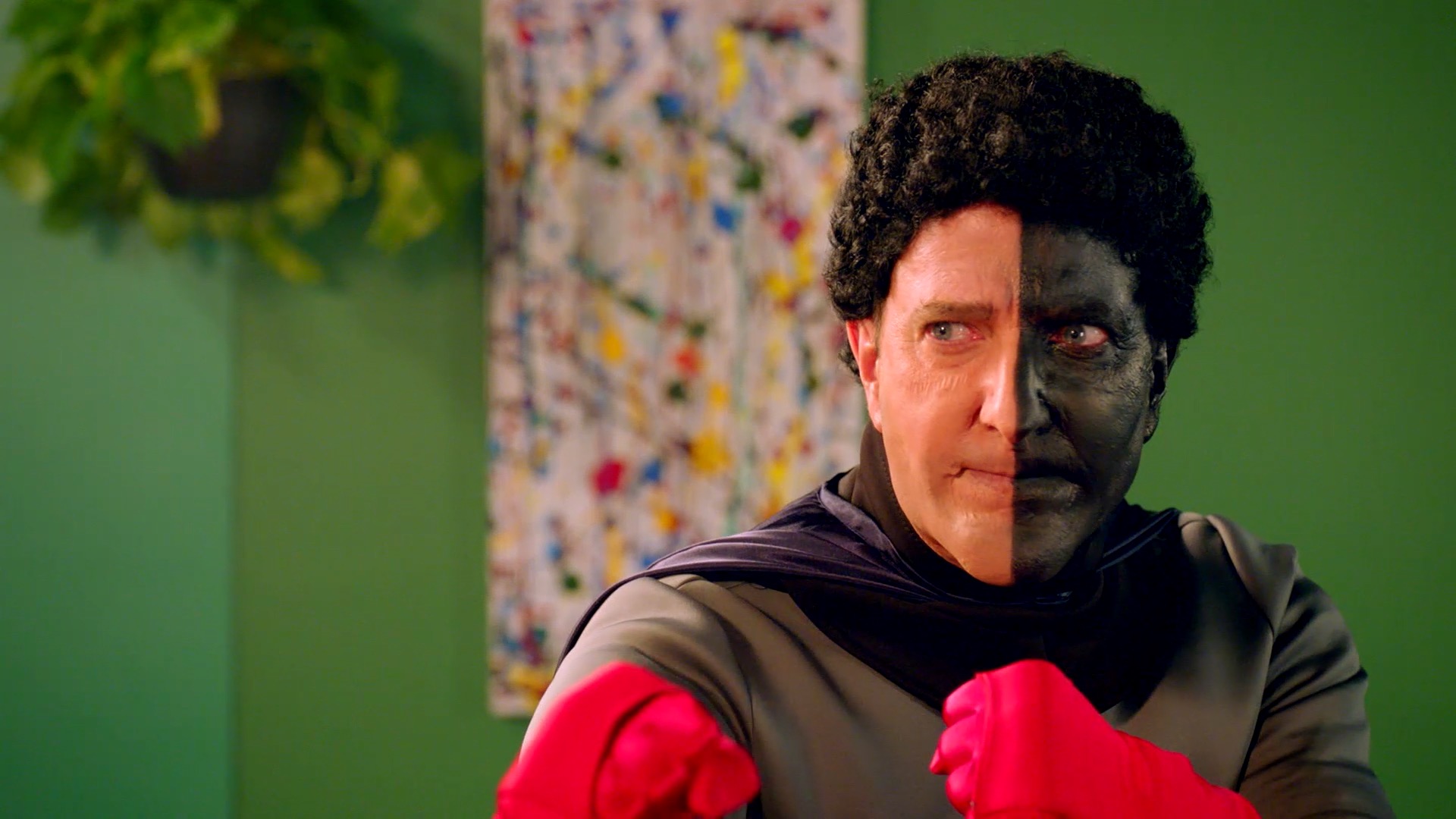 Patrice Lécuyer déguisé en Justin Trudeau avec une moitié de visage en blackface lors du Bye bye 2019.