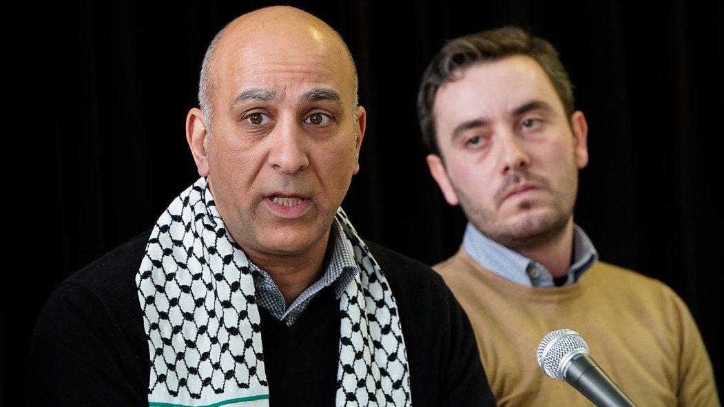 Denis Kosseim, de la Fondation canado-palestinienne du Québec, accompagné de Niall Clapham Ricardo, des Voix juives indépendantes Montréal, s'opposent à une définition controversée de l'antisémitisme.