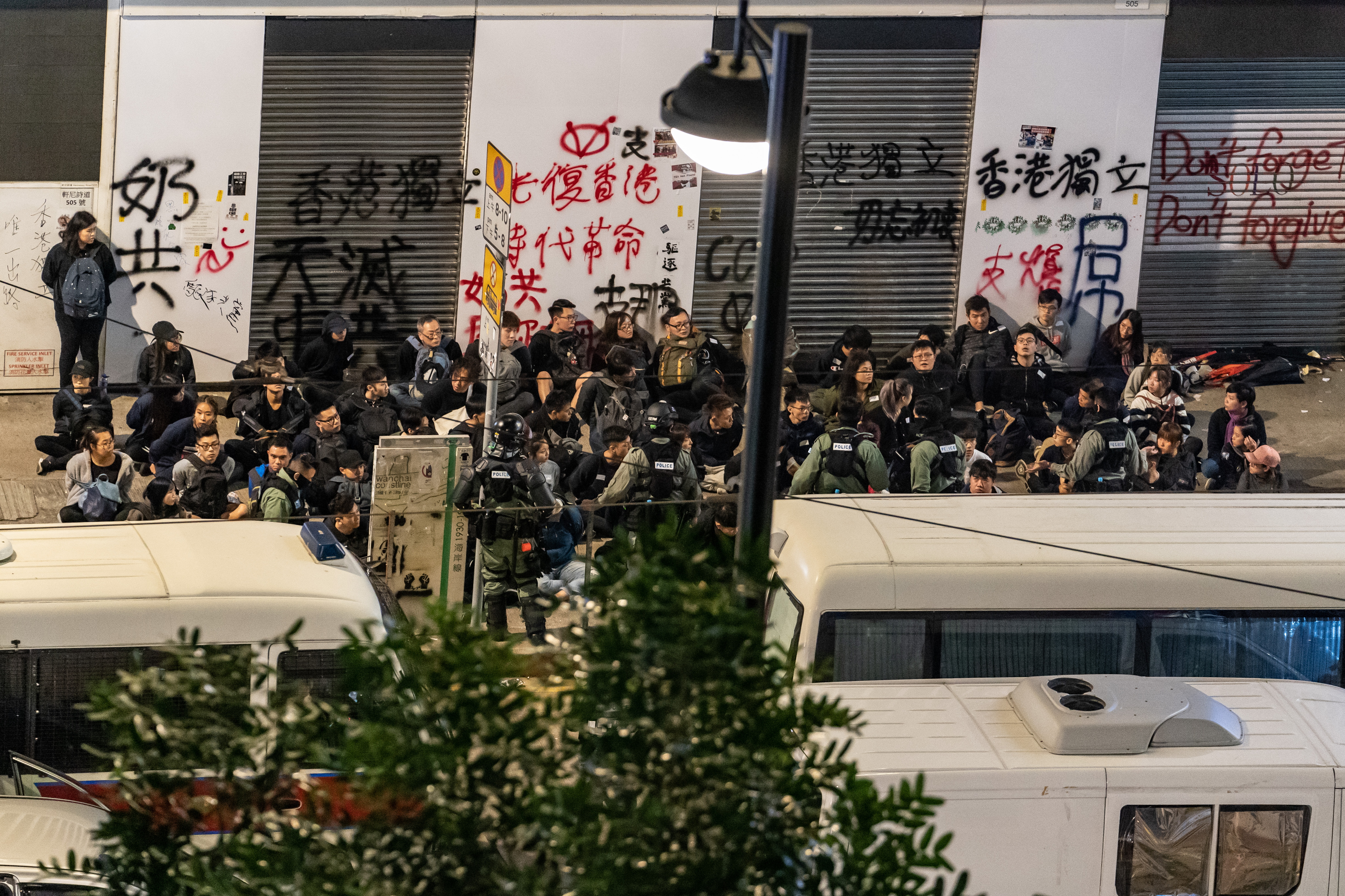 des manifestants détunus par les policiers au Nouvel An à Hong Kong.