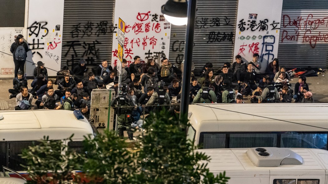 des manifestants détunus par les policiers au Nouvel An à Hong Kong.