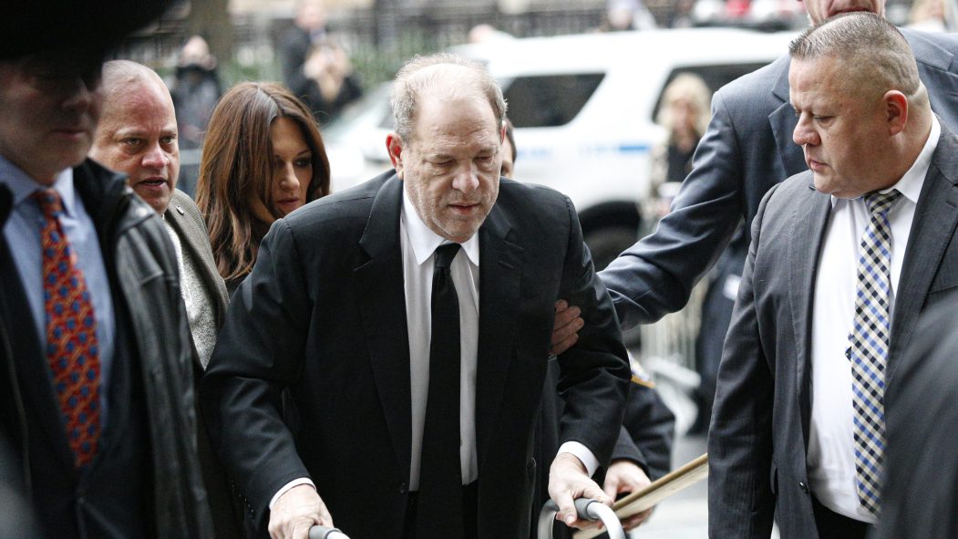 Harvey Weinstein arrive pour son procès à New York