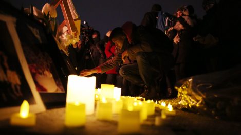 Des Canadiens tiennent une vigile à Ottawa en mémoire des victimes du vol.