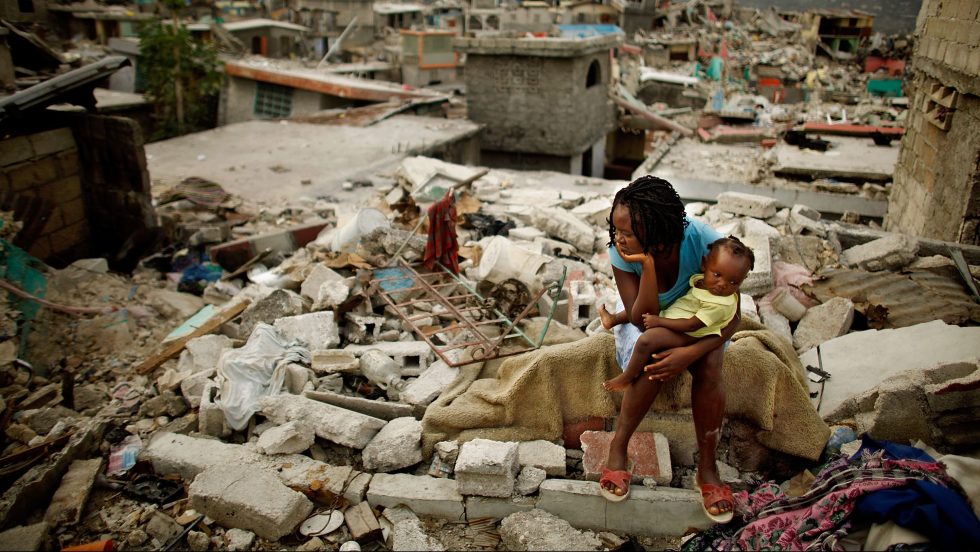 Une femme et son enfant dans les décombres du séisme en Haïti, il y a dix ans.