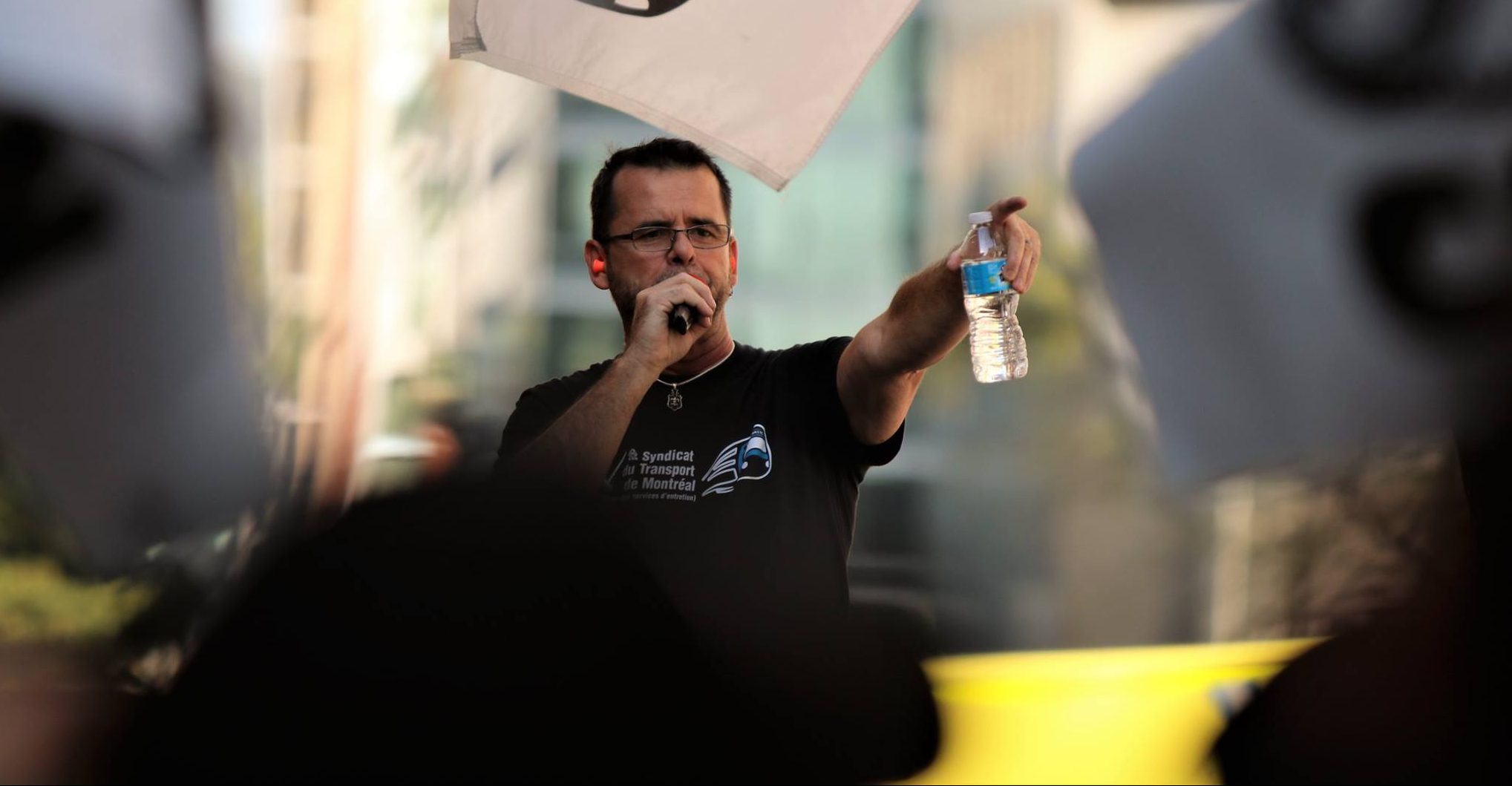 Gleason Frenette, président du syndicat de l'entretien de la STM, donne un discours lors d'un événement de mobilisation.