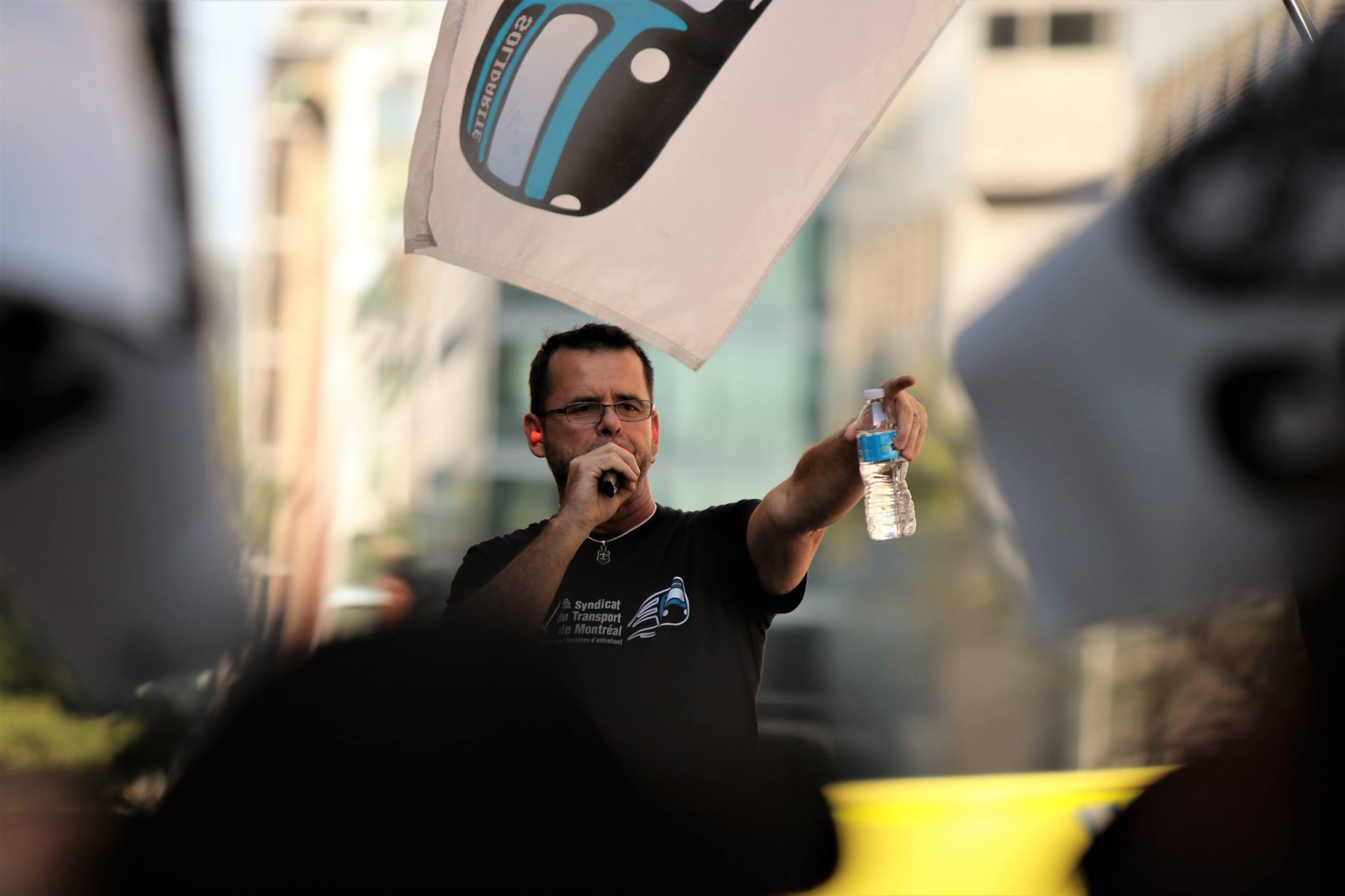 Gleason Frenette, président du syndicat de l'entretien de la STM, donne un discours lors d'un événement de mobilisation.
