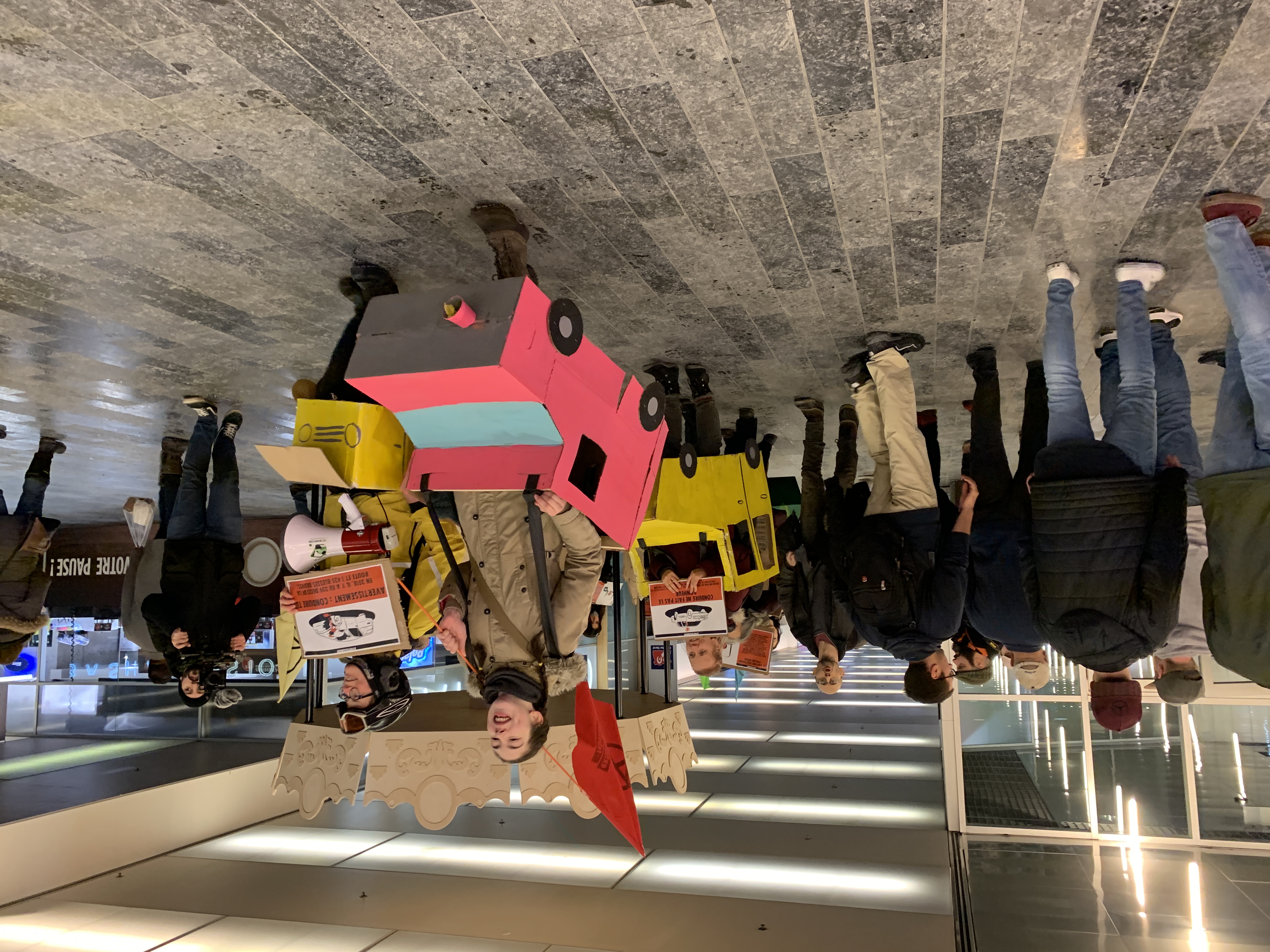 Des représentants et des représentantes d'Extinction rébellion manifestent au Palais des congrès contre l'utilisation de la voiture.