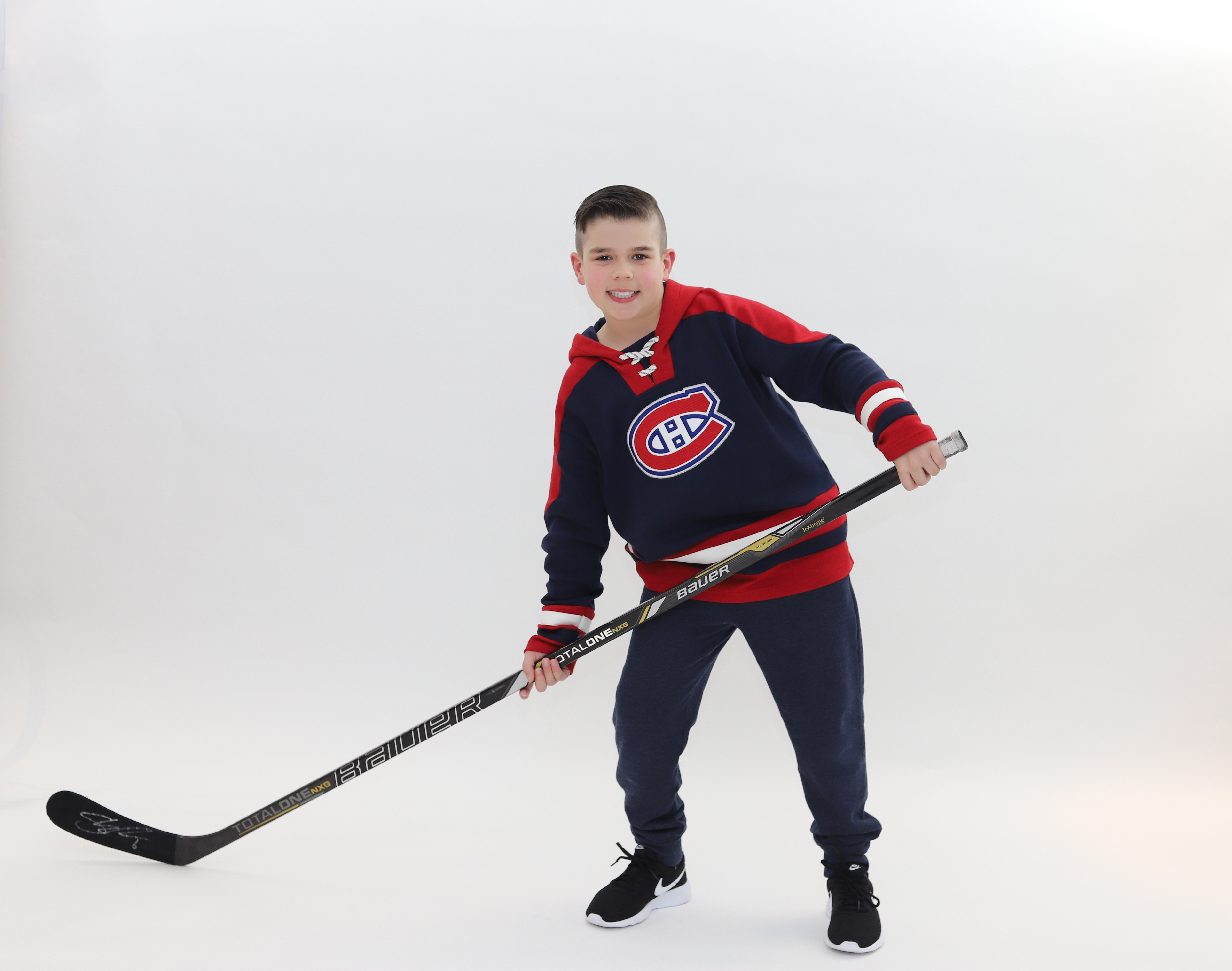 Lucas avec son b&acirc;ton sign&eacute;