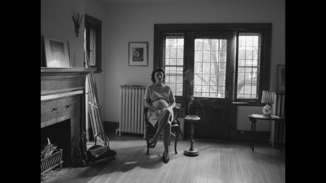 Prise d'image du film «Une femme, ma mère» montrant le personnage principal assise seule dans une pièce, enceinte.