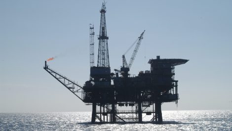 Une plateforme pétrolière en mer.