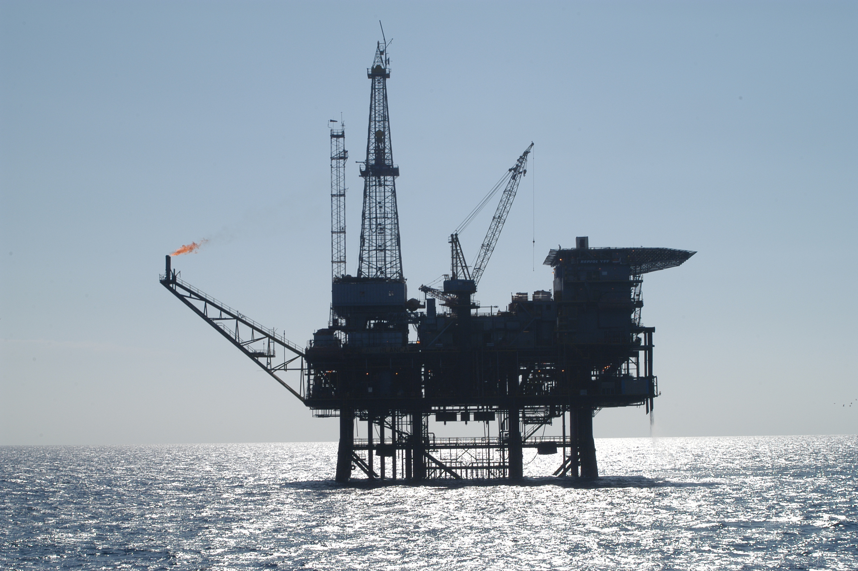 Une plateforme pétrolière en mer.