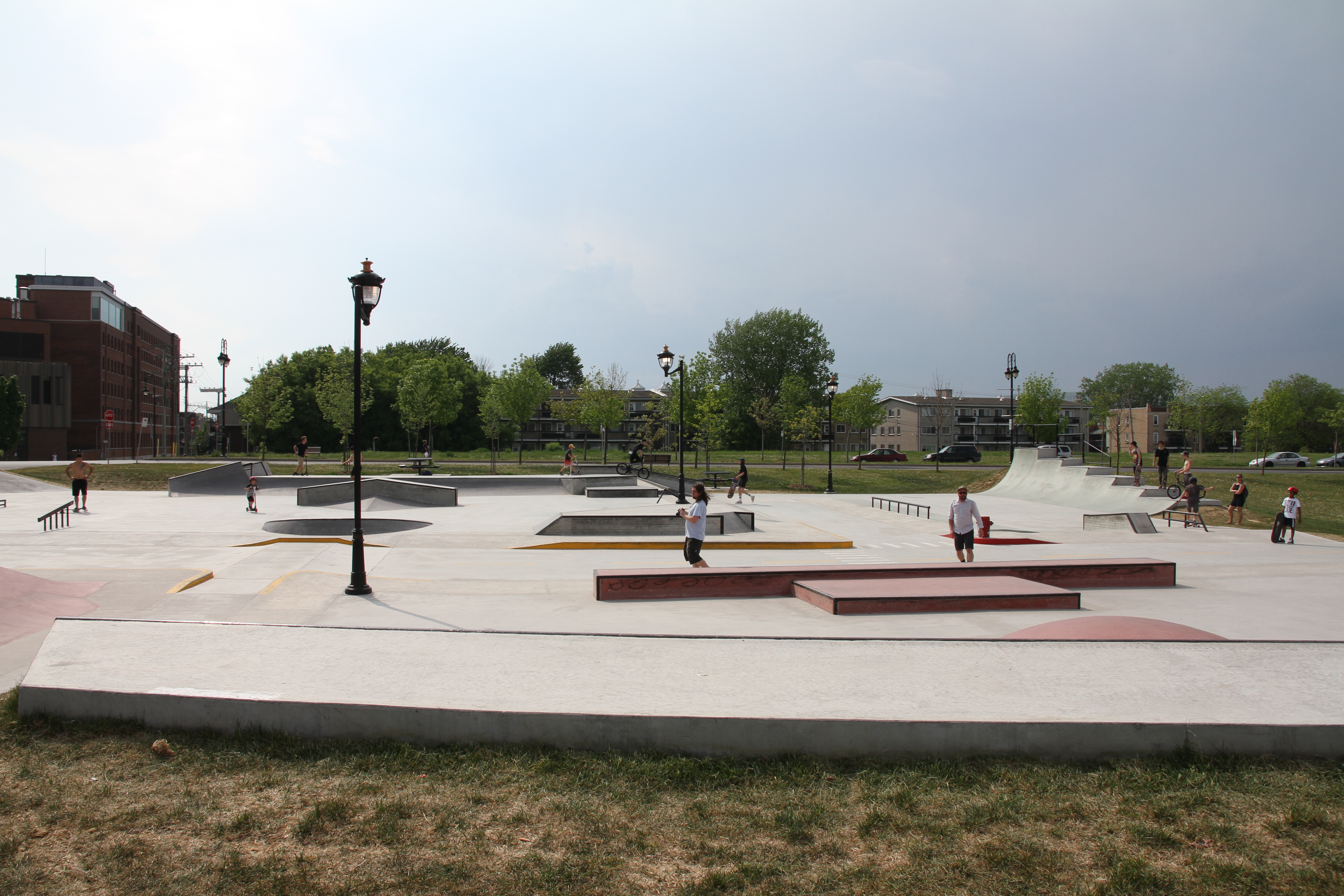 Les amateurs de skate pratiquent sur le nouveau skatepark de Verdun.