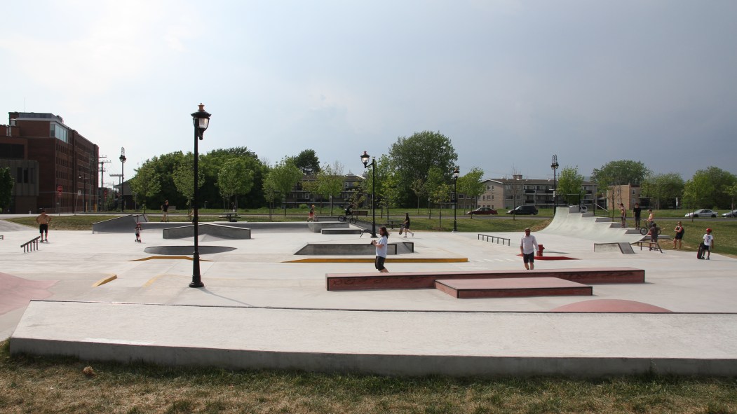 Les amateurs de skate pratiquent sur le nouveau skatepark de Verdun.