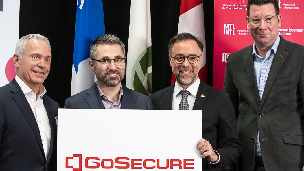 Des représentants de la Ville de Montréal, de Montréal International, d'Investissement Québec et de l'entreprise GlobeSecure, qui aura bientôt la plus grande équipe de pirates informatiques éthiques du Canada.
