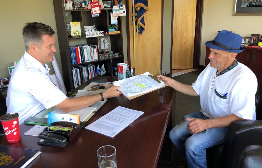 La volonté du Pointelier et des signataires de la pétition était d’harmoniser l’appellation de la rue Dorchester avec le reste de Montréal, en prenant le nom de boulevard René-Levesque, fondateur du Parti québécois.