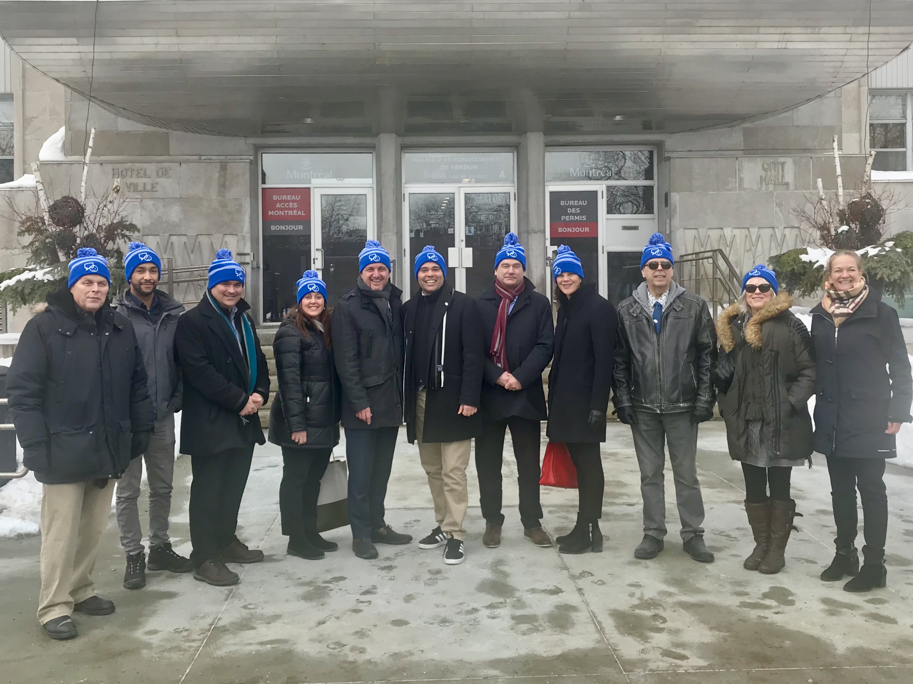 le maire Jean-François Parenteau, le directeur des affaires gouvernementales de Bell, Charles Gosselin, et la directrice générale de la Fondation Douglas Laura Fish ainsi que plusieurs autres élus portaient la tuque bleue pour montrer leur appui à la santé mentale.