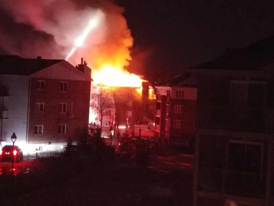 un violent incendie a ravagé une résidence à pointe aux trembles dans la rue Forthys