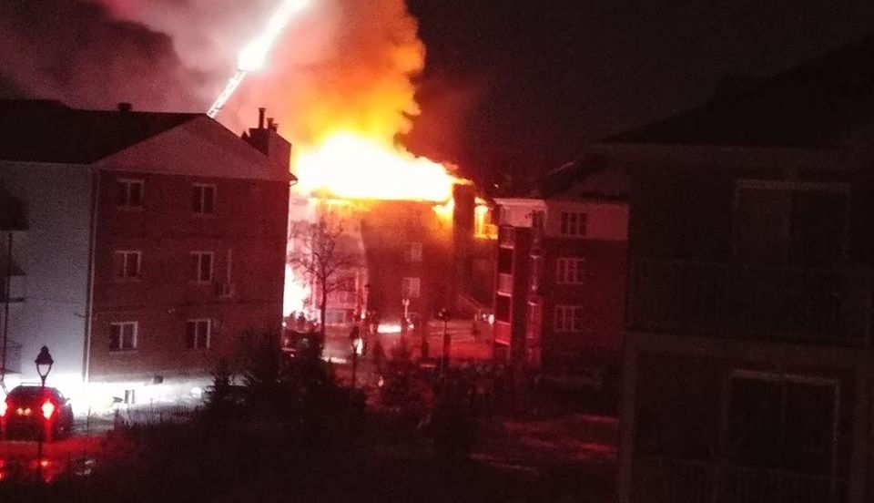 un violent incendie a ravagé une résidence à pointe aux trembles dans la rue Forthys