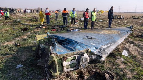 Les débris du vol 752 en Iran. Les autorités françaises pourraient recevoir les boîtes noires bientôt.