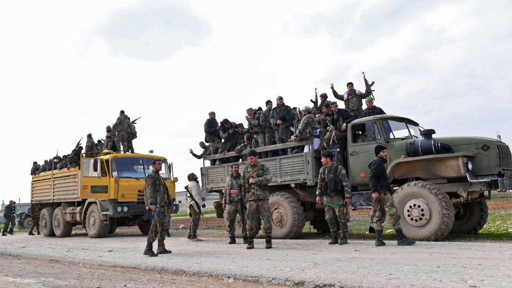 Des soldats syriens avancent vers Saraqeb, dans la province d'Idleb, cette semaine.