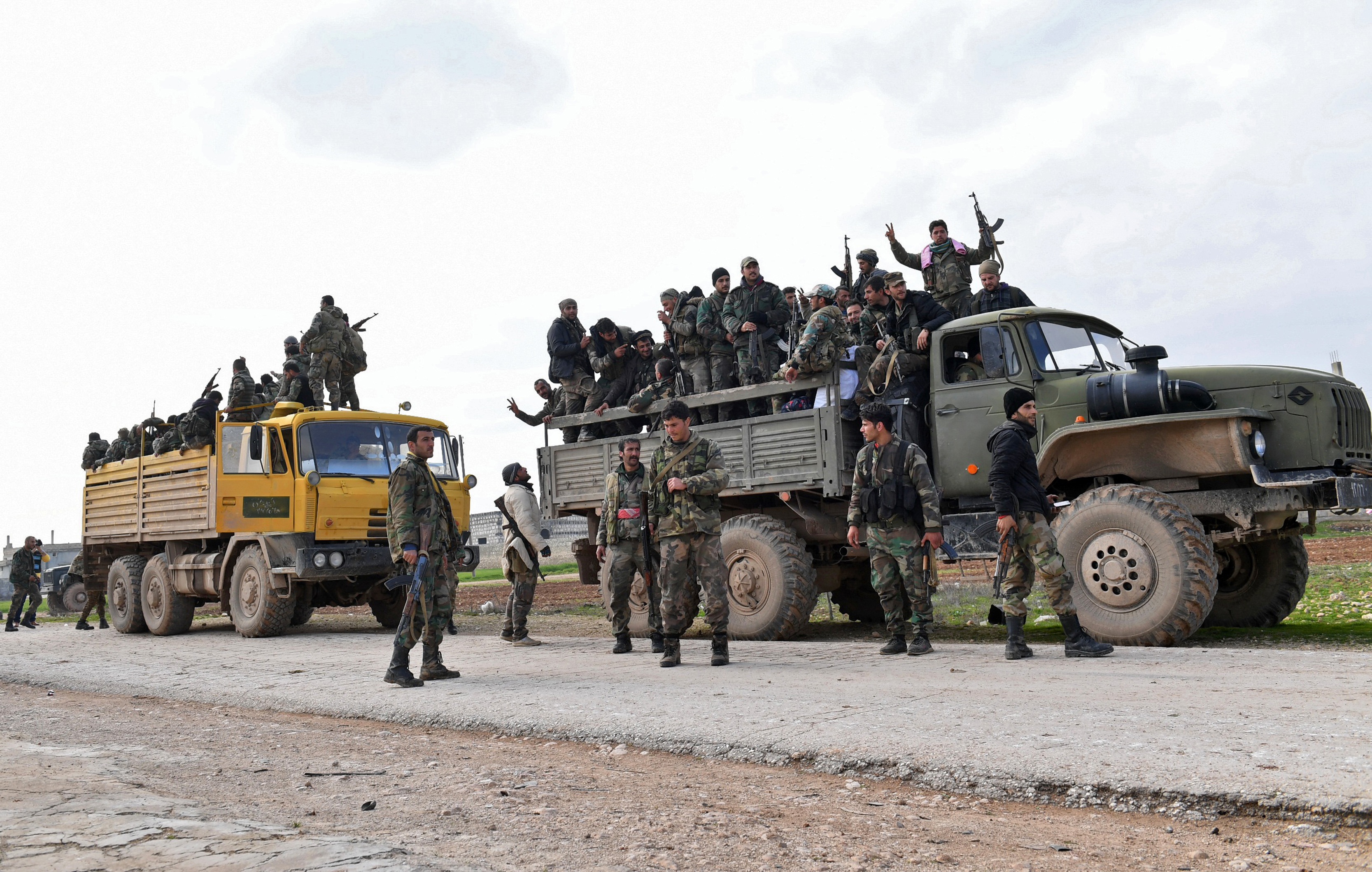 Des soldats syriens avancent vers Saraqeb, dans la province d'Idleb, cette semaine.