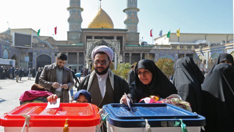 Des Iraniens déposent leur bulletin de vote lors des élections législatives en Iran.